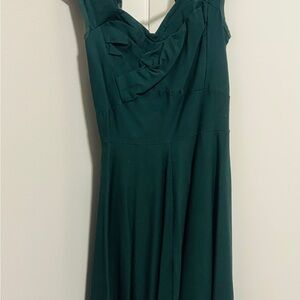 Elegant Green Sleeveless Dress with retro feel 💚